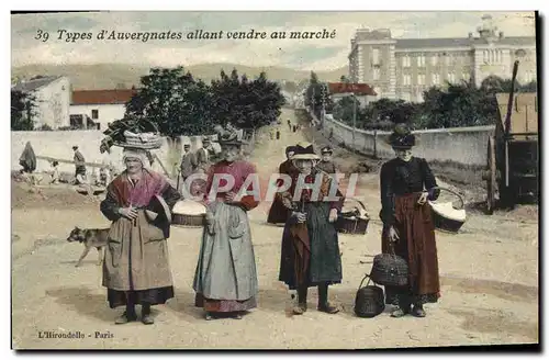 Cartes postales Folklore Types d'Auvergnates allant vendre au merche
