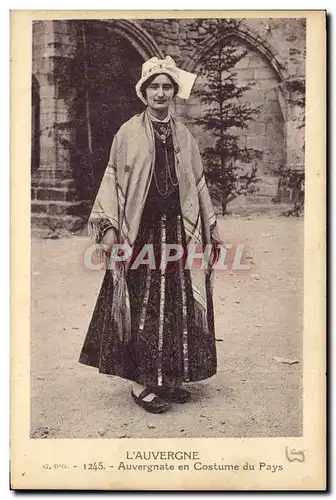Cartes postales Folklore Auvergne Auvergnate en costume de pays