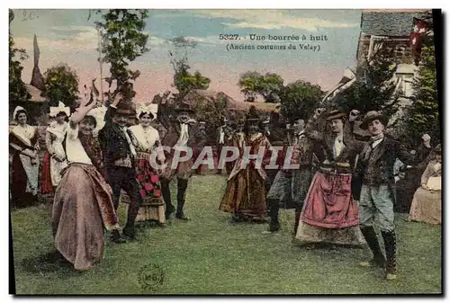 Cartes postales Folklore Une bourree a huit Anciens costumes du Velay