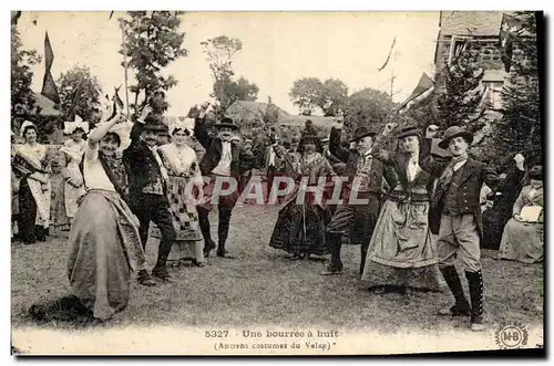 Ansichtskarte AK Folklore Une bourree a huit Anciens costumes du Velay