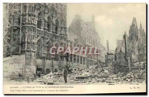 Cartes postales Militaria Louvain L'Hotel de ville et la cathedrale bombardees
