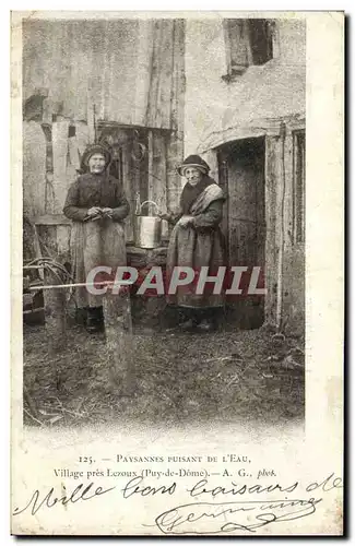 Ansichtskarte AK Folklore Paysannes puisant de l'eau Village pres Lizoux