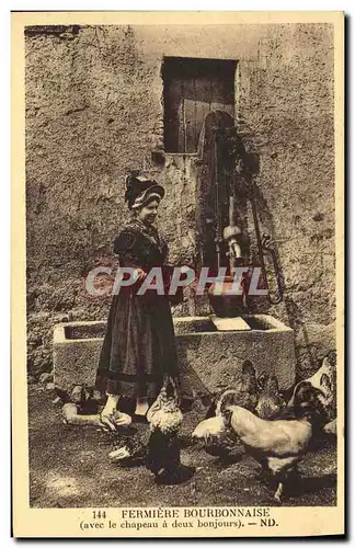 Ansichtskarte AK Folklore Fermiere Bourbonnaise Avec le chapeau a deux bonjours Poules