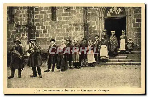 Cartes postales Folklore Les Auvergnants chez eux Une noce en Auvergne Mariage