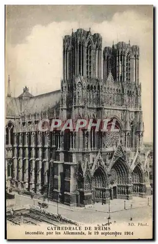 Cartes postales Militaria Cathedrale de Reims incendiee par les Allemands