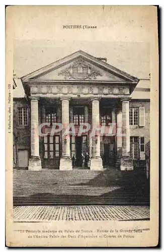 Cartes postales Poitiers Vienne Le Peristyle moderne du Palais de Justice Entree de la Grande Salle de l'ancien