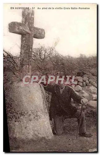Ansichtskarte AK Folklore Auvergne Au pied de la vieille croix gallo romaine