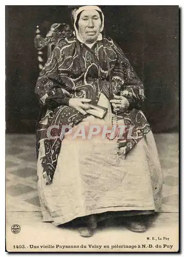 Cartes postales Folklore Une vieille paysanne du Velay en pelerinage a ND du Puy