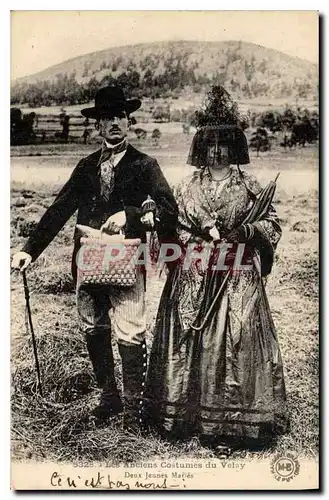 Cartes postales Folklore Les anciens costumes du Velay Deux jeunes maries Mariage