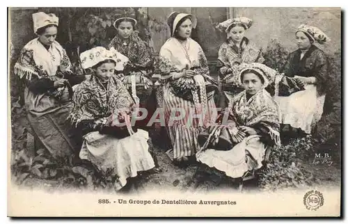 Cartes postales Folklore Un groupe de dentellieres Auvergnates