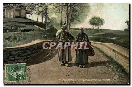 Cartes postales Folklore Paysannes d'Auvergne au retour des champs