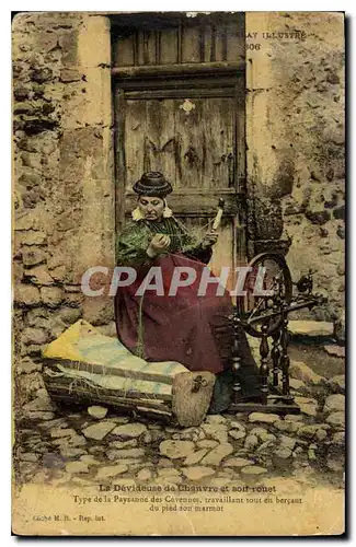 Cartes postales Folklore La Devideuse de chanvre et son rouet
