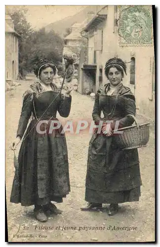 Cartes postales Folklore Fileuse et jeunne paysanne d'Auvergne