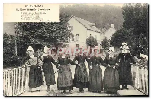 Cartes postales Folklore En Auvergne une bande joyeuse