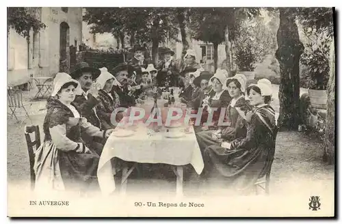 Cartes postales Folklore En Auvergne un repas de Noce