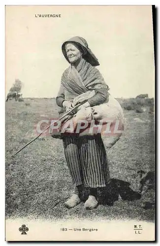 Cartes postales Folklore L'Auvergne une Bergere