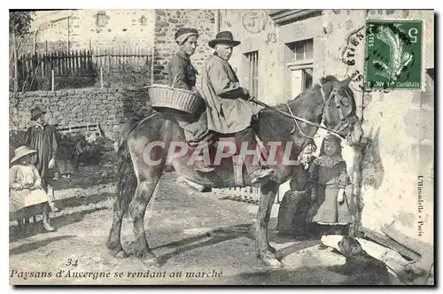 Cartes postales Folklore Paysans d'Auvergne se rendant an marche Cheval Enfants