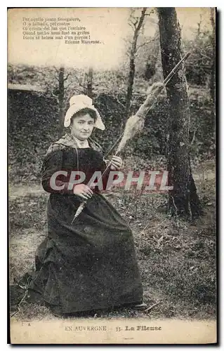 Cartes postales Folklore en Auvergne la Fileuse