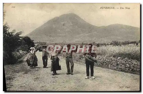 Cartes postales Folklore Auvergne une Noce