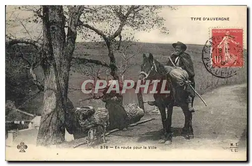 Ansichtskarte AK Folklore Types d'Auvergne en route pour la ville Cheval