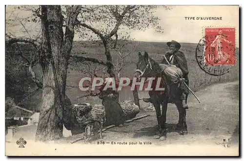 Cartes postales Folklore Types d'Auvergne en route pour la ville Cheval