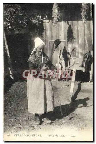 Ansichtskarte AK Folklore Types d'Auvergne vieille Paysanne