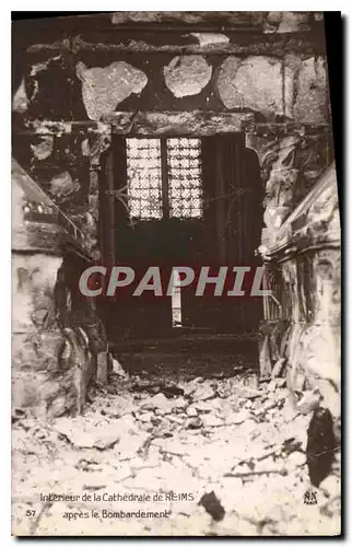 Cartes postales Militaria Interieur de la Cathedrale de Reims apres le Bombardement