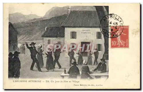 Cartes postales Folklore L'Ancienne Auvergne un jour de fete au village