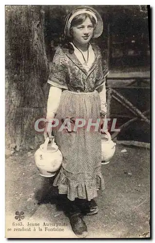 Cartes postales Folklore Jeune Auvergnate se rendant a la Fontaine