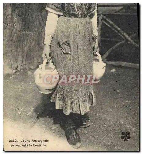 Cartes postales Folklore Jeune Auvergnate se rendant a la Fontaine