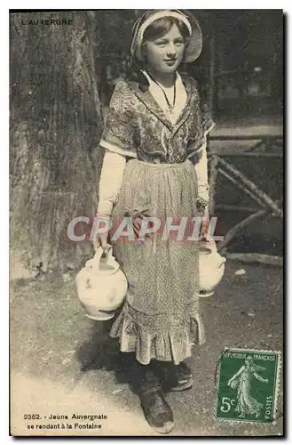 Cartes postales Folklore L'Auvergne Jeune Auvergnate se rendant a la Fontaine