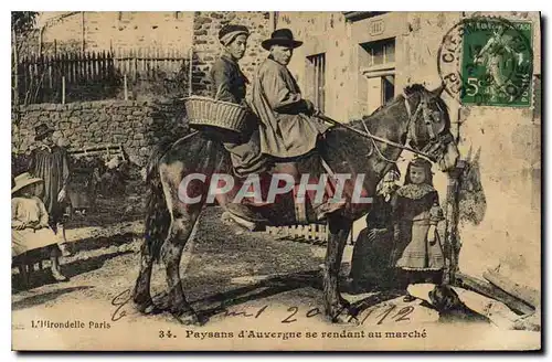 Cartes postales Folklore Paysans d'Auvergne se rendant au marche Cheval Enfants