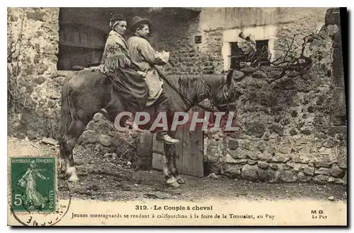 Cartes postales Folklore Le couple a cheval Jeunes montagnards se rendant a caifourchon a la foire de la Toussai
