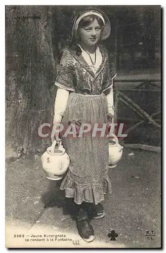 Ansichtskarte AK Folklore L'Auvergne Jeune Auvergnate se rendant a la Fontaine