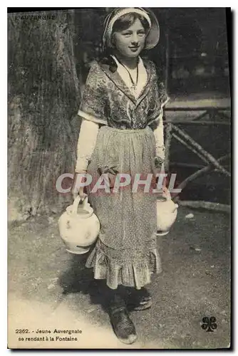 Cartes postales Folklore L'Auvergne Jeune Auvergnate se rendant a la Fontaine