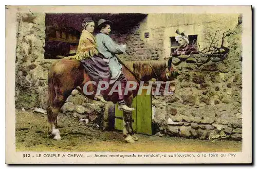 Cartes postales Folklore Le couple a cheval Jeunes montagnards se rendant a califourchon a la toire au Puy Cheva
