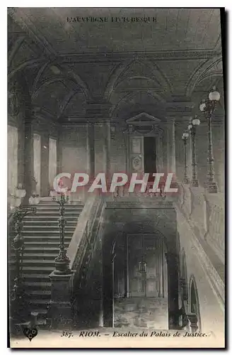 Cartes postales L'Auvergne Pittoresque Riom escalier du palais de justice