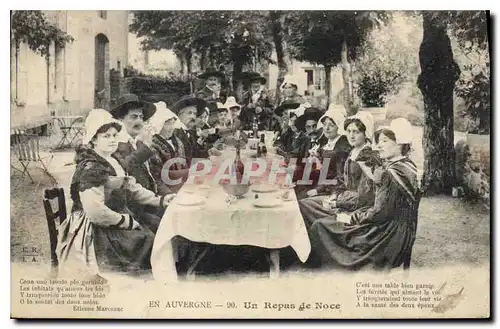 Cartes postales Folklore en Auvergne un repas de Noce