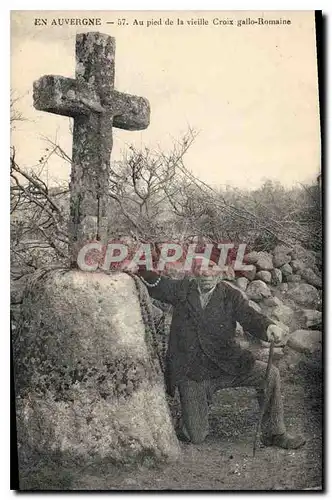 Ansichtskarte AK Folklore En Auvergne au pied de la vielle Croix gallo Romaine