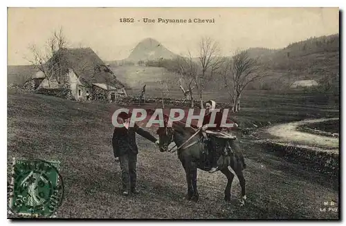 Cartes postales Folklore Une Paysanne a Cheval