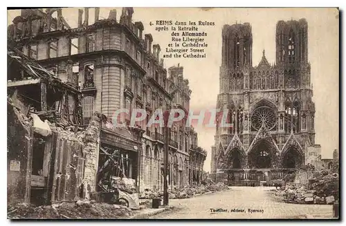 Cartes postales Militaria Reims dans les Ruines apres la retraite des Allmands rue Libergier et la cathedrale
