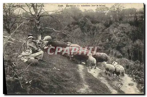 Ansichtskarte AK Folklore Auvergne Pittoresque gardeuse de Moutons sur le talus