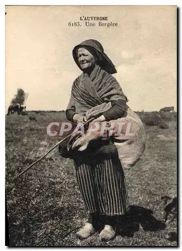 Ansichtskarte AK Folklore L'Auvergne une bergere TOP