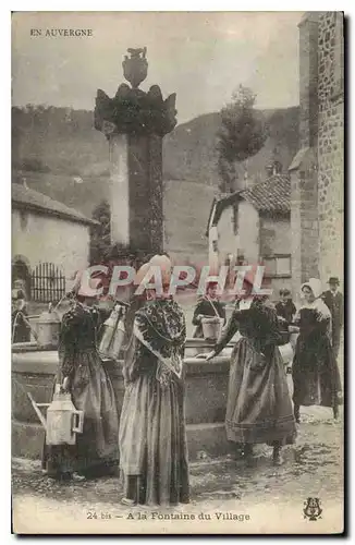 Cartes postales Folklore En Auvergne a la fontaine du village