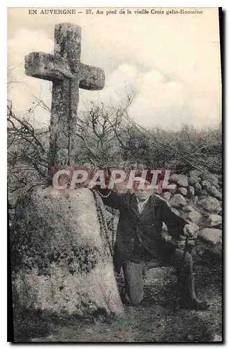 Cartes postales Folklore En Auvergne au pied de la vieille croix gallo Romaine