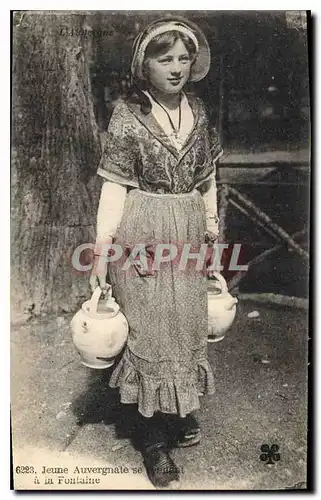 Ansichtskarte AK Folklore En Auvergne jeune Auvergnate se rendant a la fontaine