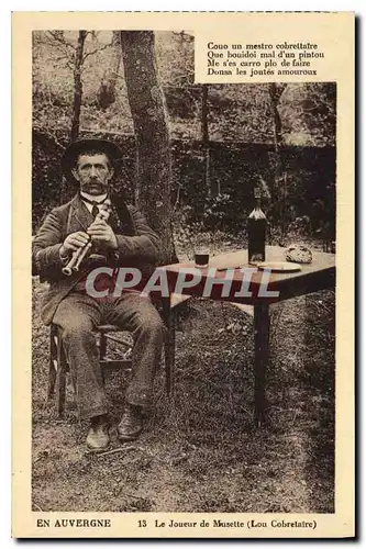 Cartes postales Folklore En Auvergne le joueur de Musette Lou Cobretaire