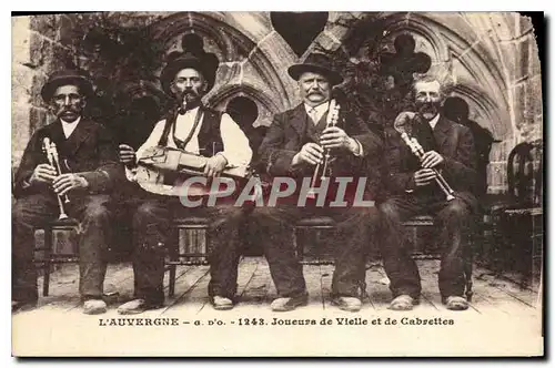 Cartes postales Folklore L'Auvergne joueurs de ville et de cabrettes