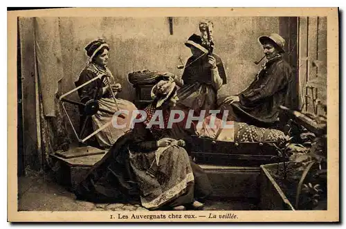 Cartes postales Folklore Les Auvergnats chez eux la veillee