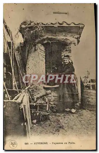 Cartes postales Folklore Auvergne Paysanne au Puits